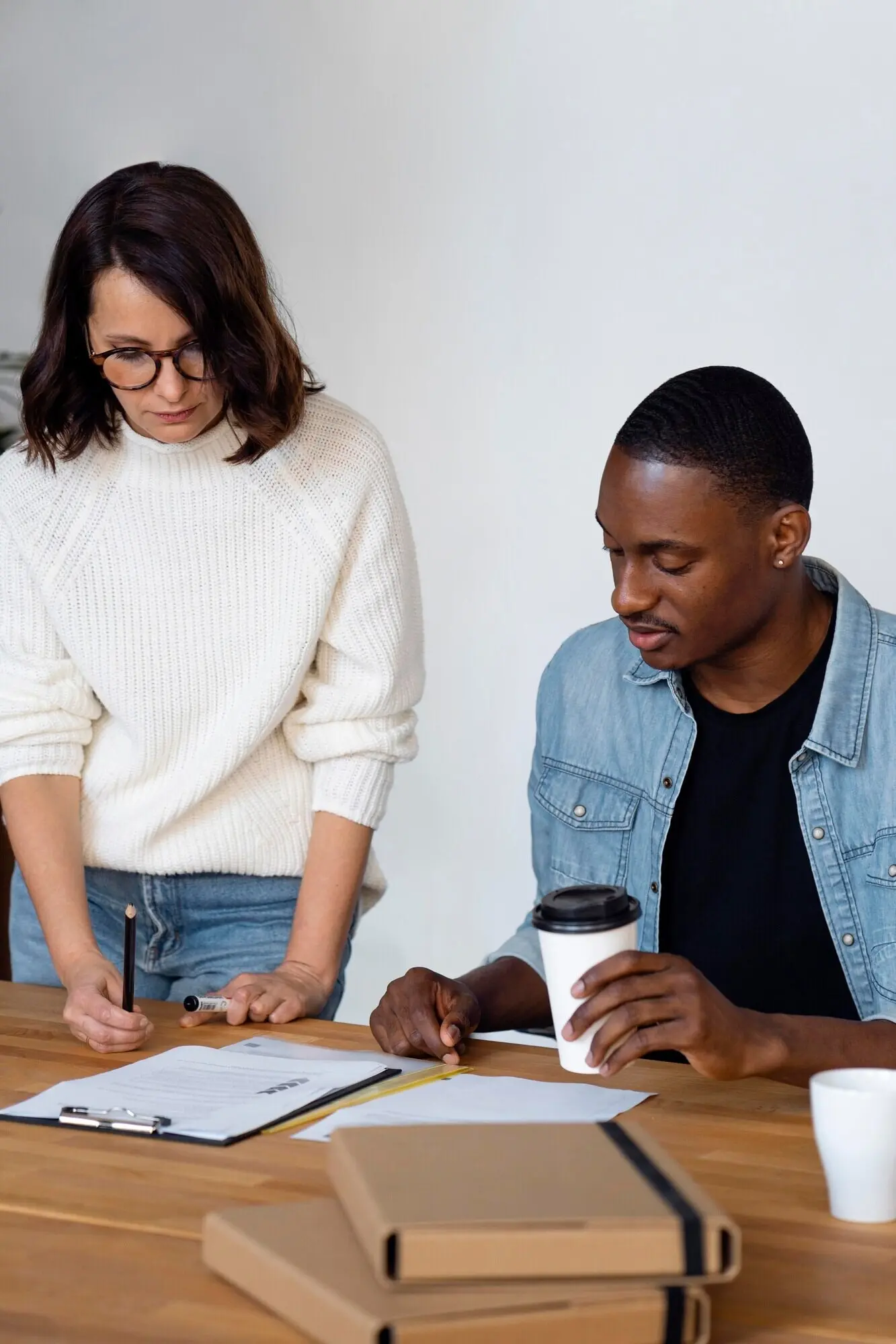 Средний план: деловые люди обсуждают.