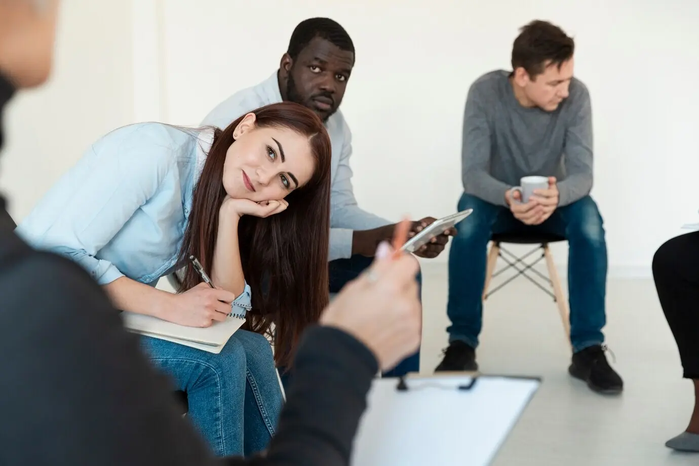 Улыбающаяся женщина, размышляющая и смотрящая в сторону